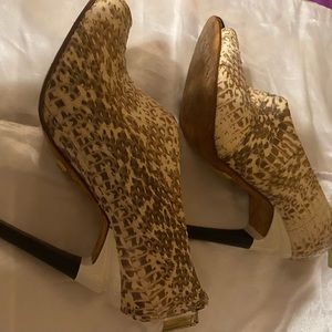 Y2K L.A.M.B. Gwen Stefani Ivory Snakeskin Textured Leather Peep Toe Booties